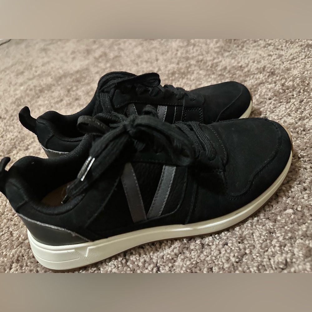 Vionic women’s  Black Sneakers